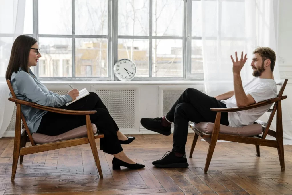 Un homme en rendez-vous avec sa coach de vie